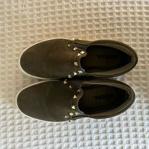 Casual slip on shoes